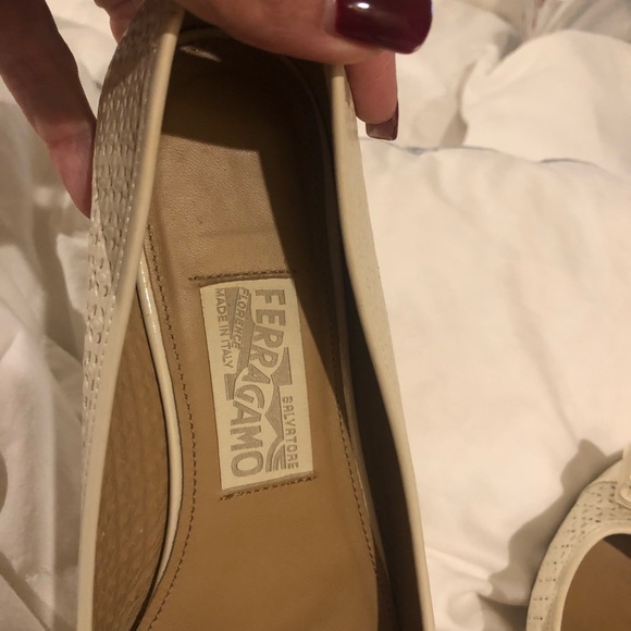 Salvatore Ferragamo beige flats size 91/2. - Picture 4 of 8
